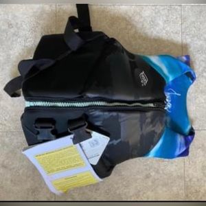NWT Women’s size large Hyperlite life jacket.